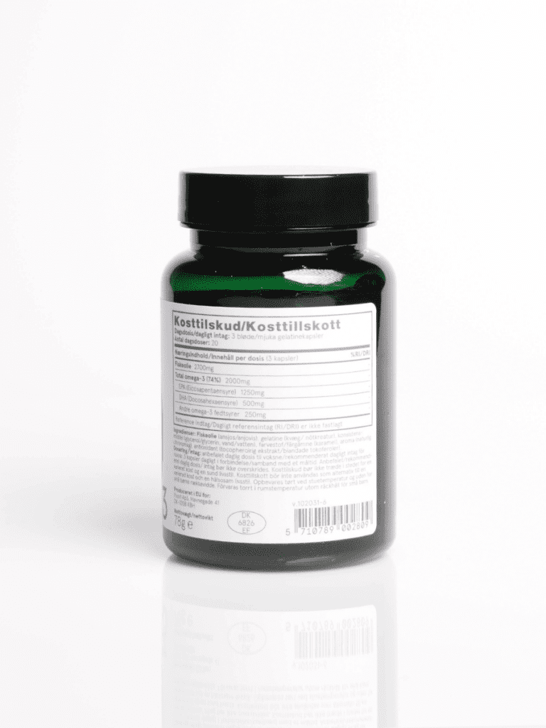 Grøn kosttilskudsflaske med sort låg og bagetiket med fiskeolie omega-3 næringsinformation