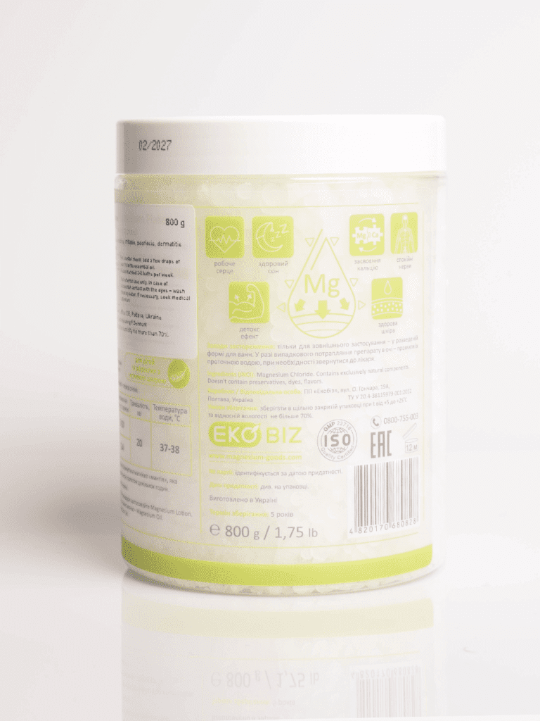 Hvid plastikbeholder med grøn EkoBiz magnesiumbadesalt 800 g, labels og ikoner