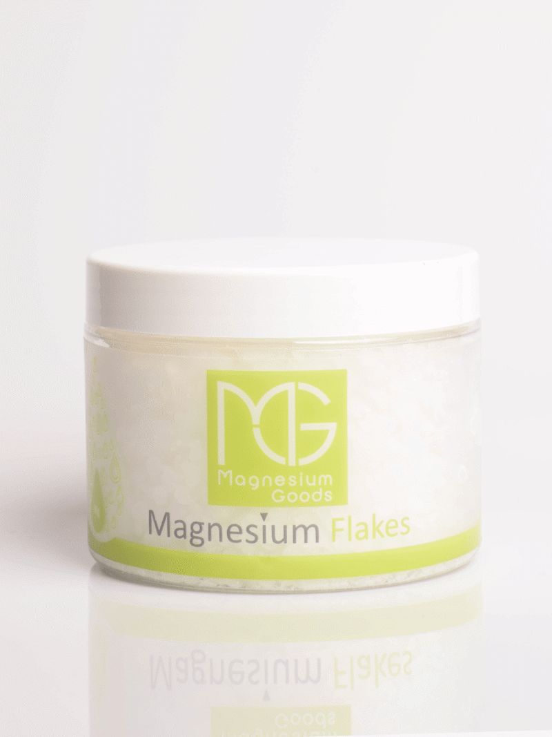 Plastkrukke med Magnesium Flakes fra Magnesium Goods, hvide flager og limegrøn etiket
