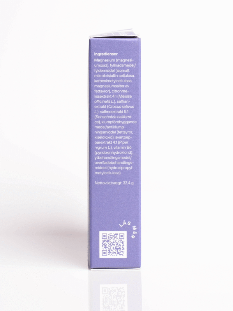 Lilla produktæske side med ingrediensliste i hvid tekst og QR-kode nederst
