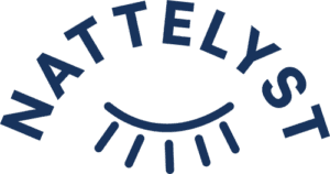 NATTELYST logo med buet tekst og stiliseret lukkede øjne med vipper i mørkeblå