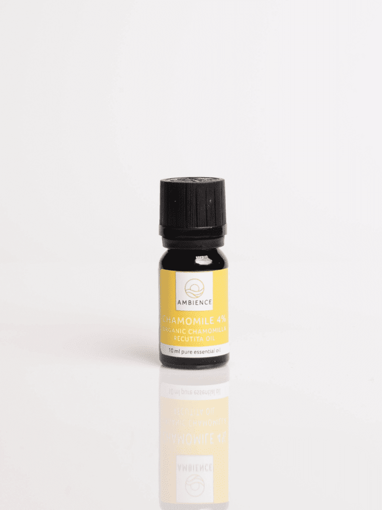 Lille 10 ml Ambience kamille æterisk olieflaske med gul etiket og refleksion på hvid baggrund