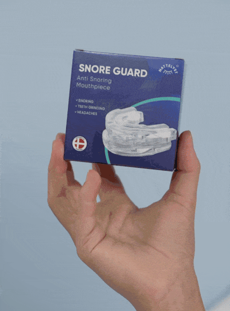 Hånd holder Snore Guard-æske med anti-snorke mundstykke og dansk flagikon
